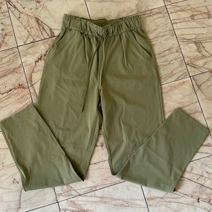 Lululemon workout/yoga pants. (size 4 women) NEW